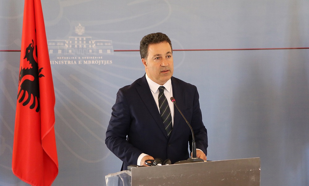 Qendra e pritjes se emigranteve, 7 ha jane brenda bazes ajrore te Gjadrit